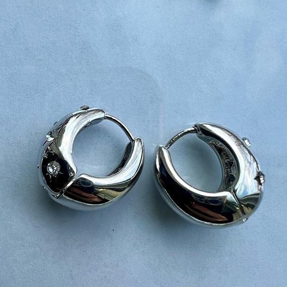 Elegant small hoop earrings with sparking stars - Picture 2 of 10